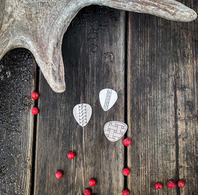 Plectrum with engraving