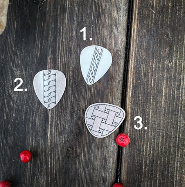 Plectrum with engraving