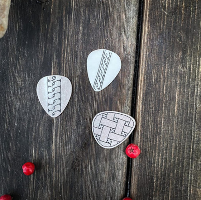 Plectrum with engraving